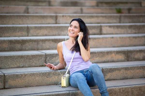 Alegre Mujer Caucásica Relajándose Las Escaleras Ciudad Mientras Escucha Música —  Fotos de Stock