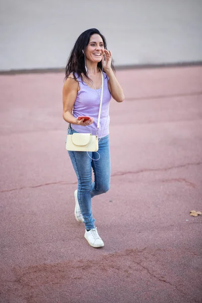 Mulher Caucasiana Alegre Ouvindo Música Usando Telefone Celular Fones Ouvido — Fotografia de Stock