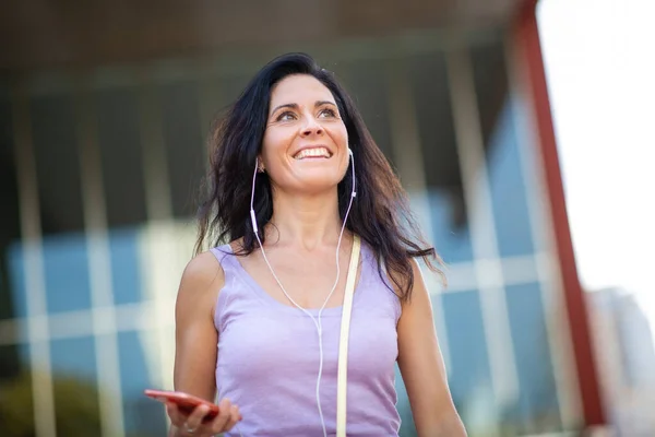 Femme Mûre Gaie Écoutant Musique Aide Téléphone Portable Écouteurs Ville — Photo