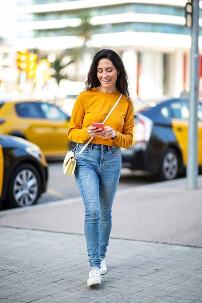 Elegante Mujer Caucásica Mensajes Texto Utilizando Teléfono Móvil Mientras Camina —  Fotos de Stock