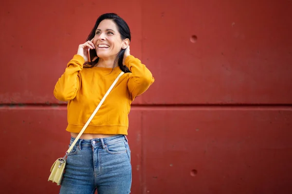 Μοντέρνα Ώριμη Γυναίκα Μιλάμε Στο Κινητό Τηλέφωνο Εξωτερικούς Χώρους Στην — Φωτογραφία Αρχείου
