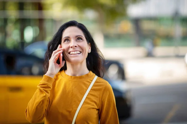 Mulher Alegre Olhando Para Cima Enquanto Fala Telefone Celular Livre — Fotografia de Stock