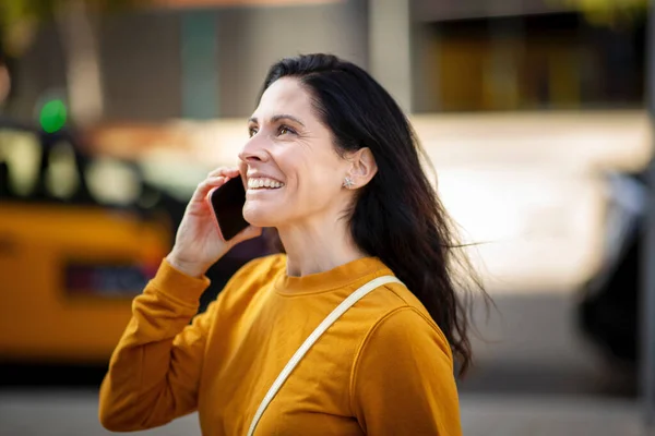Alegre Mujer Madura Hablando Teléfono Móvil Aire Libre Ciudad —  Fotos de Stock