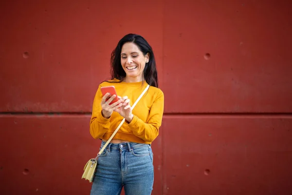 Atractiva Mujer Madura Mensajería Texto Utilizando Teléfono Móvil Aire Libre —  Fotos de Stock
