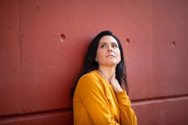 Beautiful Woman Thinking Deeply While Looking Leaning Exterior Wall — Stock Photo, Image