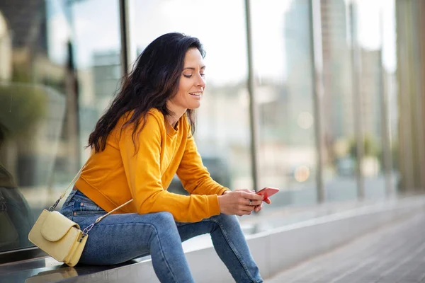 Atractiva Mujer Caucásica Usando Teléfono Inteligente Sentado Aire Libre Ciudad —  Fotos de Stock