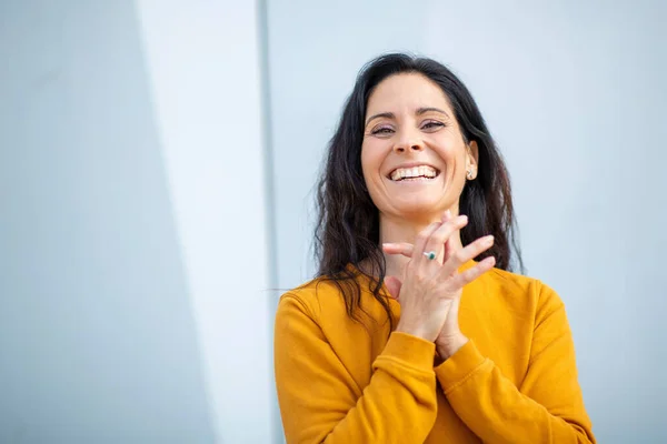 Portret Van Een Aantrekkelijke Vrouw Poseren Buiten Mosterd Geel Top — Stockfoto