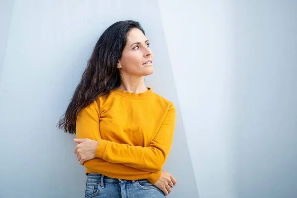 Hermosa Mujer Pensamientos Profundos Con Los Brazos Cruzados Ciudad — Foto de Stock