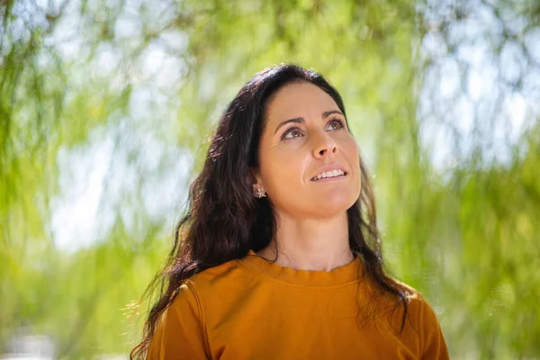 Belle Femme Réfléchissant Profondément Tout Regardant Extérieur Dans Parc — Photo