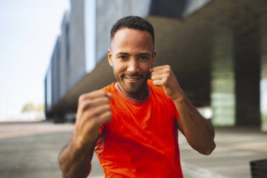 Sağlıklı erkek boksör gölgelerde boks yapıyor.