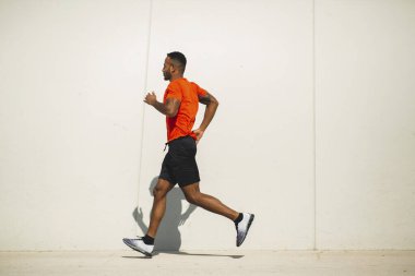 Spor giyim sektöründe şehir dışında koşan bir adamın profili