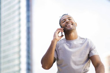 Mutlu bir adam şehirde cep telefonuyla konuşurken huzuru hisseder.