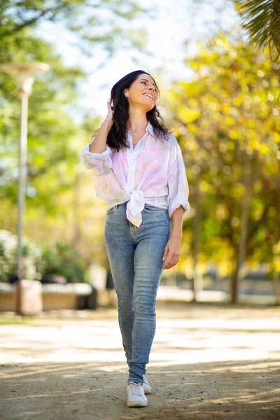 Mujer Madura Con Estilo Pasar Tiempo Libre Aire Libre Parque —  Fotos de Stock