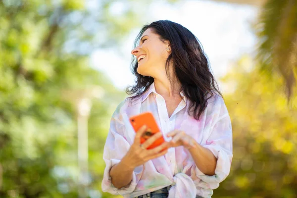 Wanita Ceria Bersenang Senang Menggunakan Ponsel Luar Ruangan Taman — Stok Foto