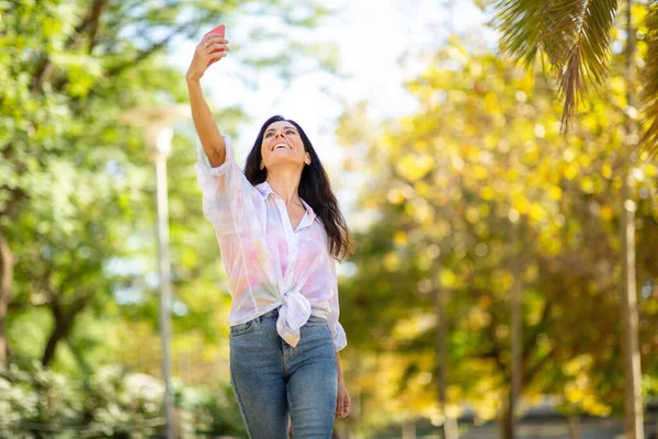 Mulher Caucasiana Elegante Tomando Selfie Usando Câmera Telefone Móvel Parque — Fotografia de Stock