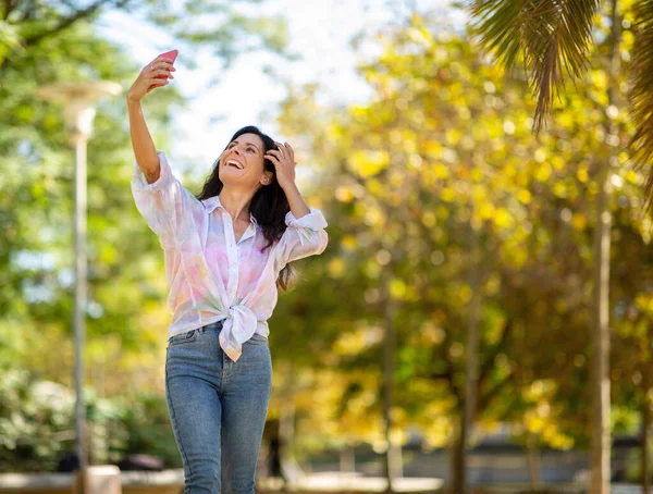 Gioioso Donna Matura Prendendo Selfie Utilizzando Fotocamera Del Telefono Cellulare — Foto Stock