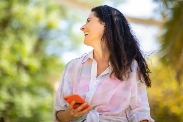 Donna Caucasica Ridente Con Telefono Cellulare Parco — Foto Stock