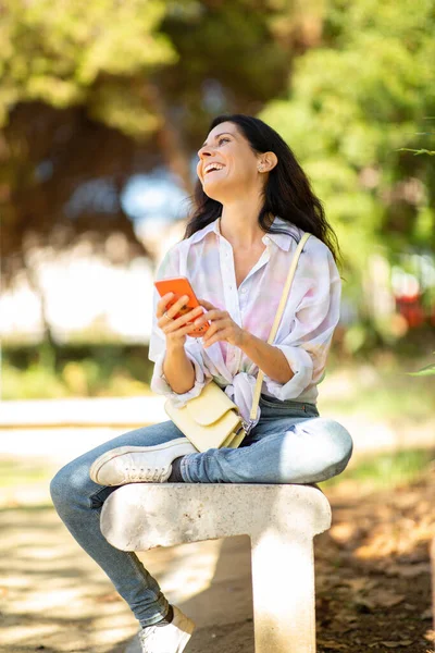 Mulher Bonita Divertindo Usando Telefone Celular Livre Banco Parque — Fotografia de Stock