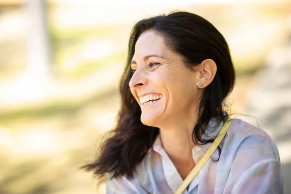 Retrato Una Hermosa Mujer Madura Riendo Aire Libre —  Fotos de Stock