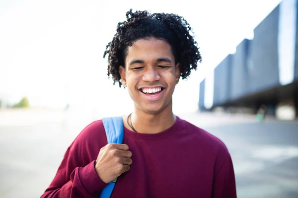 Afroamerikansk Man Med Ryggsäck Och Lockigt Hår Skrattar Utomhus Stan — Stockfoto