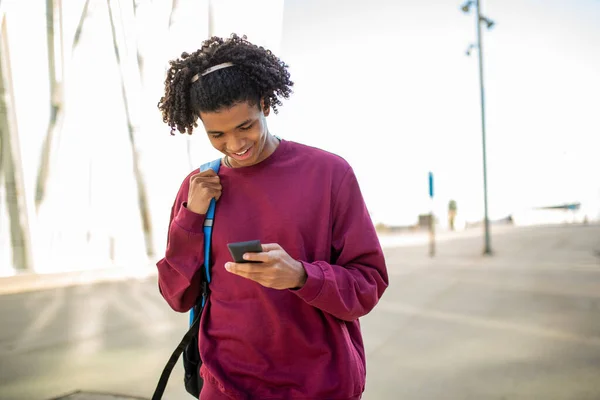 Şehirde Cep Telefonuyla Mesajlaşan Mutlu Bir Adam — Stok fotoğraf