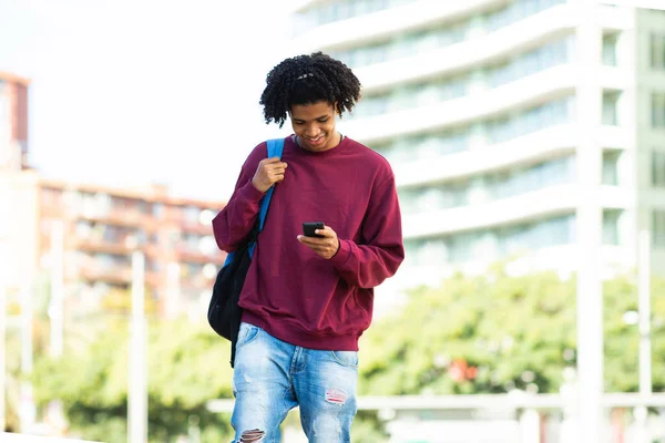 Glad Afrikansk Amerikansk Man Sms Med Hjälp Mobiltelefon Utomhus Staden — Stockfoto