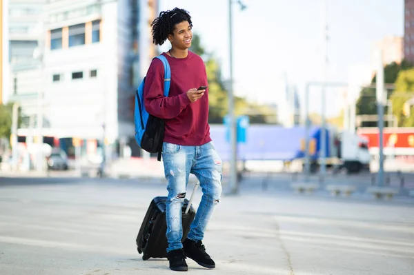 Sırt Çantalı Cep Telefonlu Afro Amerikalı Bir Adam Şehir Caddesinde — Stok fotoğraf