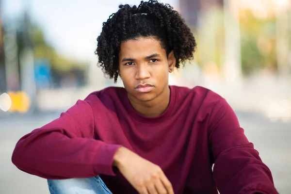 Portrait Homme Afro Américain Aux Cheveux Bouclés Plein Air Ville — Photo