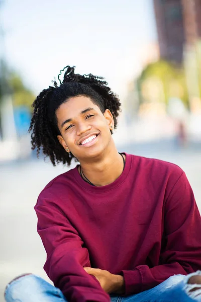 Potret Pria Yang Tersenyum Dengan Rambut Keriting Dan Celana Jeans — Stok Foto