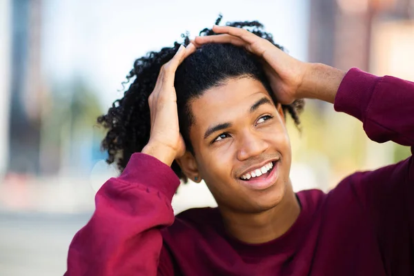 Glada Afrikanska Amerikanska Mannen Tittar Upp Med Huvudet Händerna Utomhus — Stockfoto