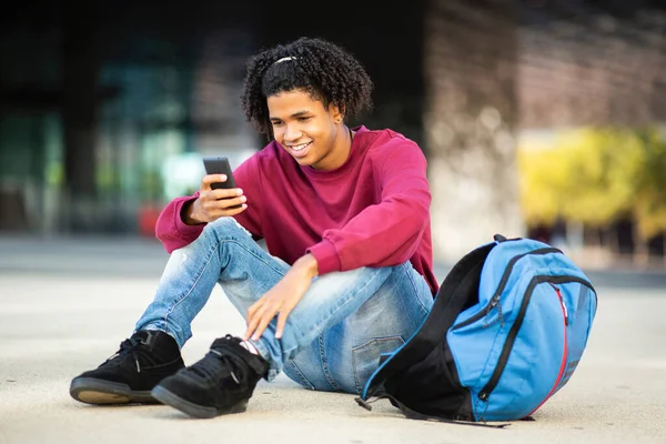 Feliz Hombre Afroamericano Mensajería Usando Teléfono Móvil Mientras Está Sentado — Foto de Stock