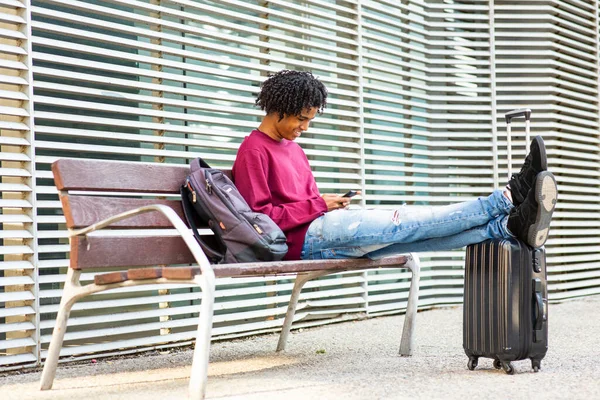 Feliz Viajante Masculino Usando Telefone Celular Enquanto Sentado Banco Descansando — Fotografia de Stock