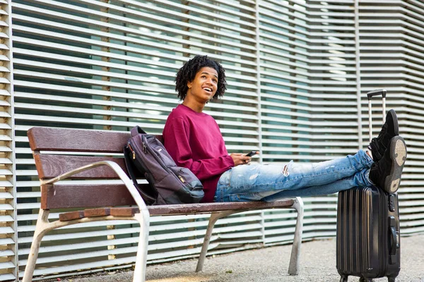 Heureux Homme Afro Américain Avec Téléphone Portable Bagages Sur Banc — Photo