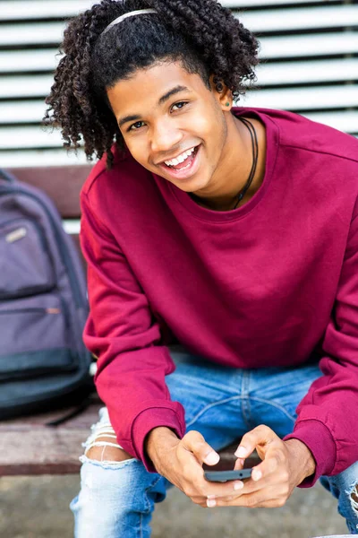 Portrait Happy African American Man Using Mobile Phone Outdoors City — Stok Foto