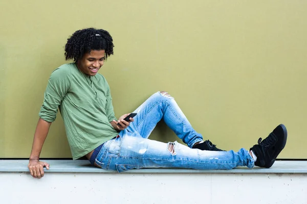 Glimlachen Afrikaans Amerikaanse Man Messaging Met Behulp Van Smart Phone — Stockfoto