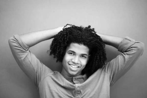 Zwart Wit Portret Van Jonge Afrikaans Amerikaanse Man Poseren Met — Stockfoto