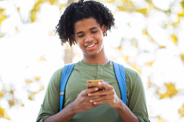 Happy African American Man Sms Χρησιμοποιώντας Κινητό Τηλέφωνο Εξωτερικούς Χώρους — Φωτογραφία Αρχείου
