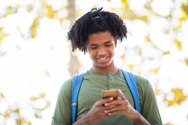 Feliz Hombre Afroamericano Mensajería Texto Utilizando Teléfono Inteligente Aire Libre — Foto de Stock