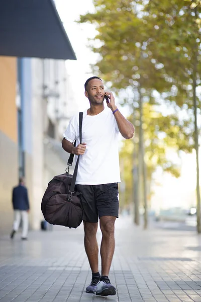 Hombre Hablando Teléfono Móvil Mientras Lleva Bolsa Deporte Aire Libre —  Fotos de Stock