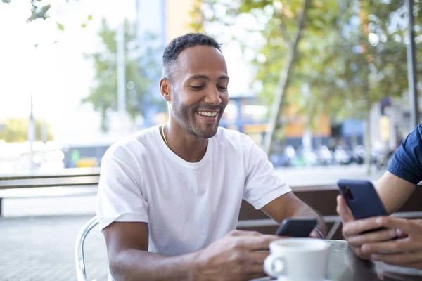 Jovem Feliz Mensagens Texto Usando Telefone Celular Enquanto Sentado Café — Fotografia de Stock