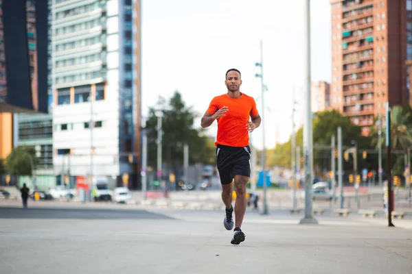 活跃的男性运动员在城市街道上跑步 — 图库照片