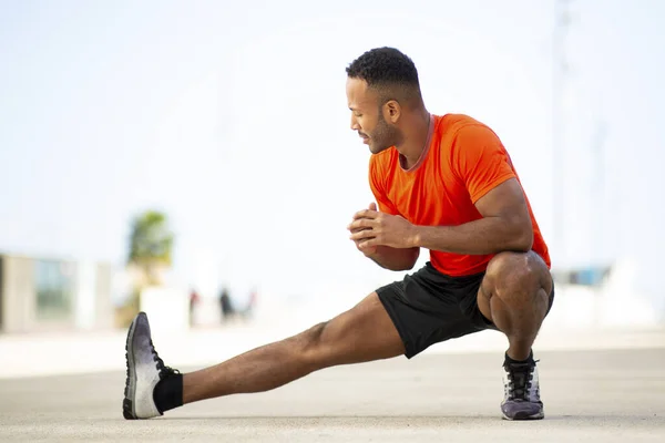 Sağlıklı Bir Adam Şehirde Koşmadan Önce Bacaklarını Açar Isınır — Stok fotoğraf
