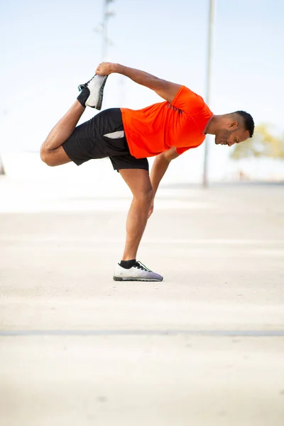 Formda Sporcu Şehirde Koşmadan Önce Bacaklarını Açıyor Isınıyor — Stok fotoğraf