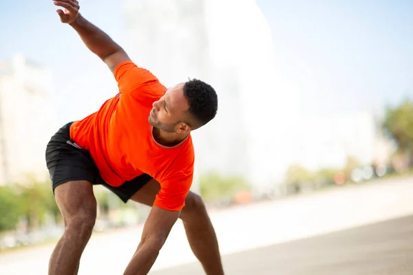 Fit Muž Sportovním Oblečení Dělá Protahování Cvičení Venku Dopoledních Hodinách — Stock fotografie