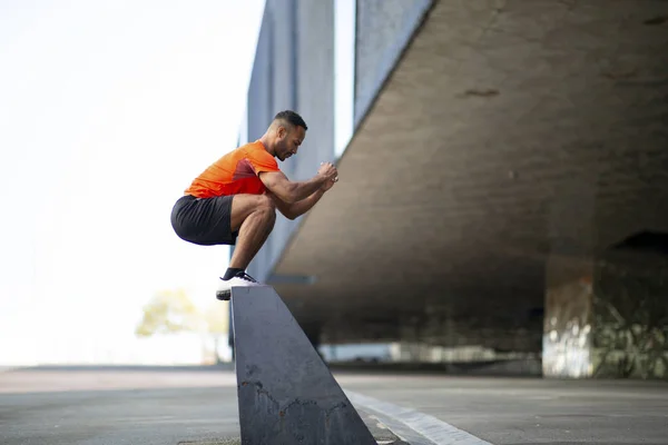 훈련을 벽에서 높이뛰기 운동을 — 스톡 사진