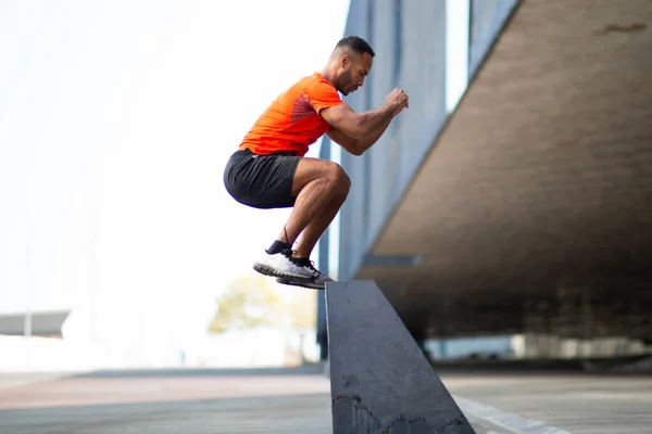 Formda Bir Adam Şehir Duvarında Yüksek Atlama Egzersizi Yapıyor — Stok fotoğraf