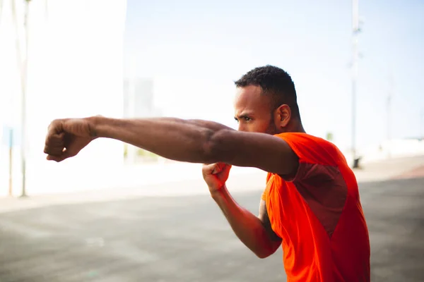 Männlicher Boxer Übt Schattenboxen Indem Schläge Die Luft Wirft — Stockfoto