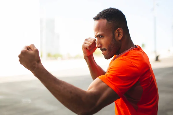 Fitter Junger Mann Boxerpose Mit Erhobenen Geballten Fäusten — Stockfoto