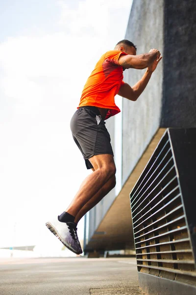 Apto Atleta Masculino Realizando Exercício Salto Altura Livre Cidade — Fotografia de Stock