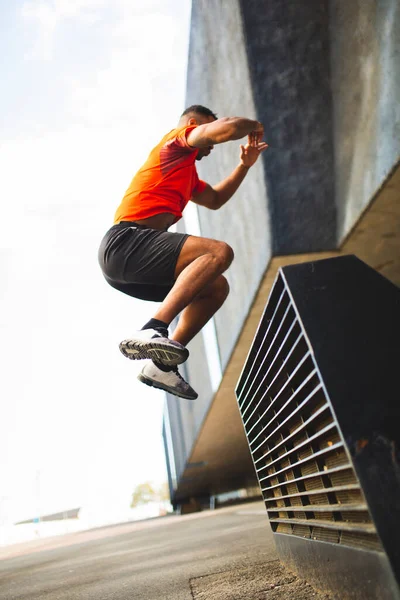 Спортсмен Занимающийся Прыжками Высоту Городе Время Тренировки Перекрестному Спорту — стоковое фото